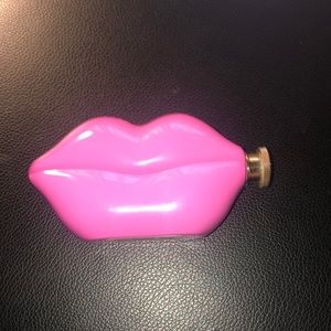 Mouth 👄 shape small water holder